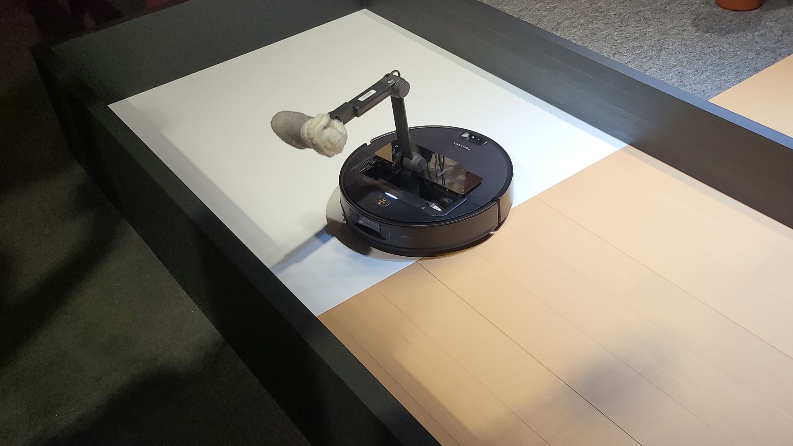 避ける”から“片づける”へ。 “腕”を持ったロボット掃除機『Saros Z70
