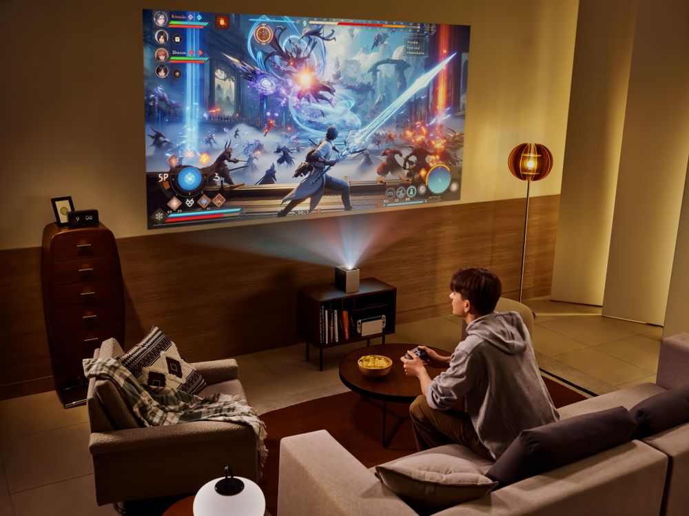 ユース世代にどこでも100インチ生活！ LG『CineBeam S』で叶える